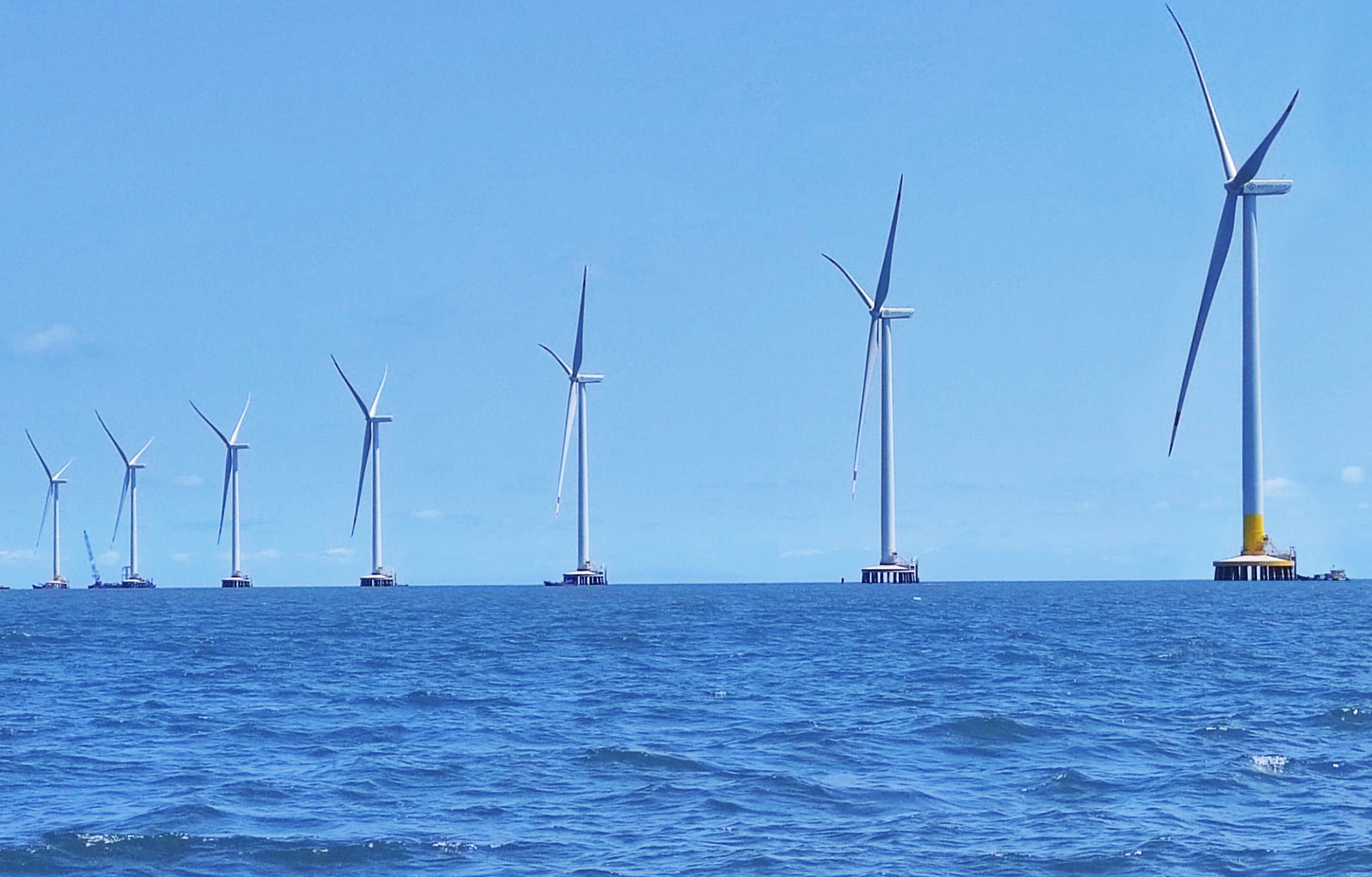 提前1个月，，，，，，，，4001老百汇网站股份首个&ldquo;双海&rdquo;项目完成吊装