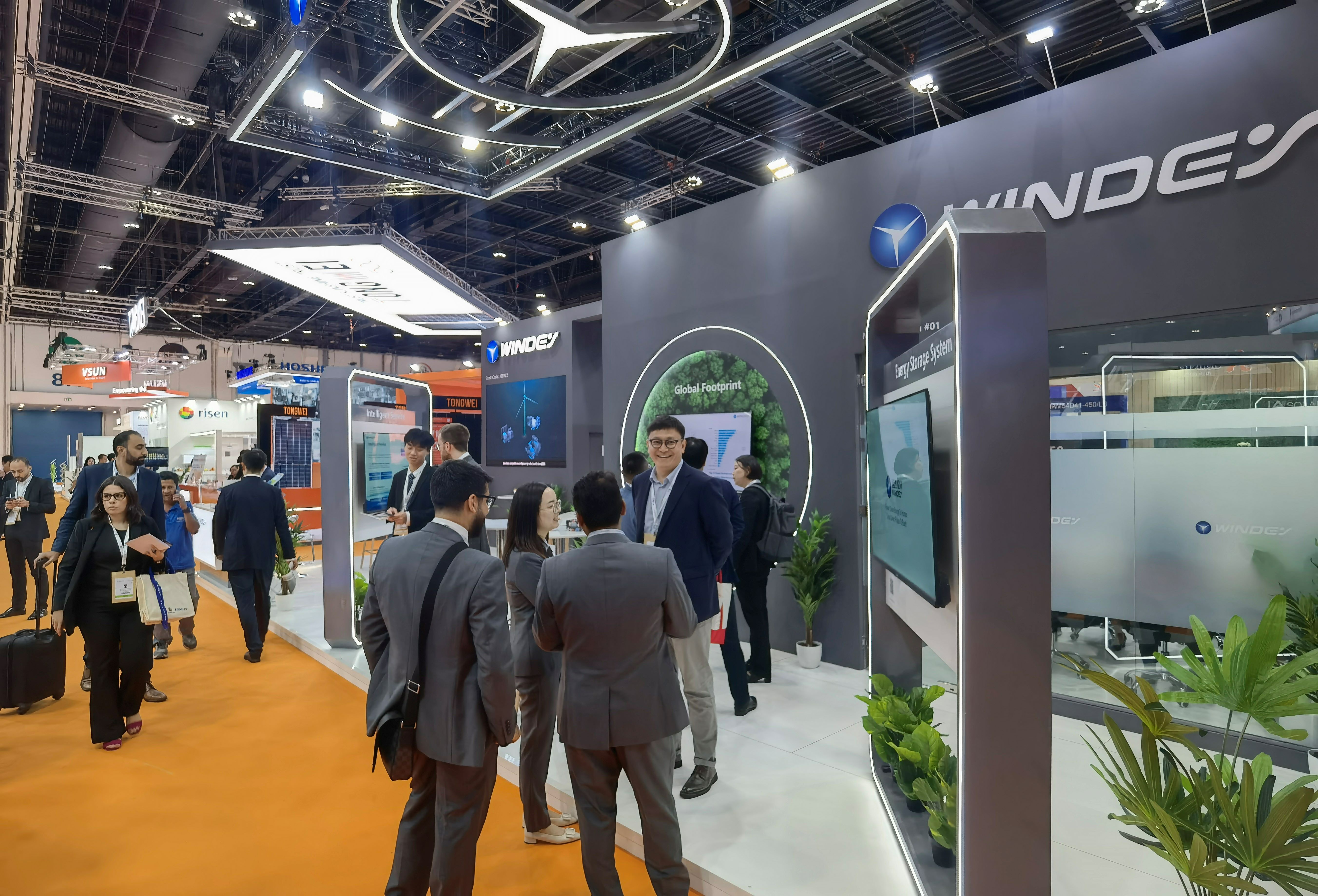 直击会场。。。。。。4001老百汇网站股份惊艳亮相2024中东天下未来能源峰会