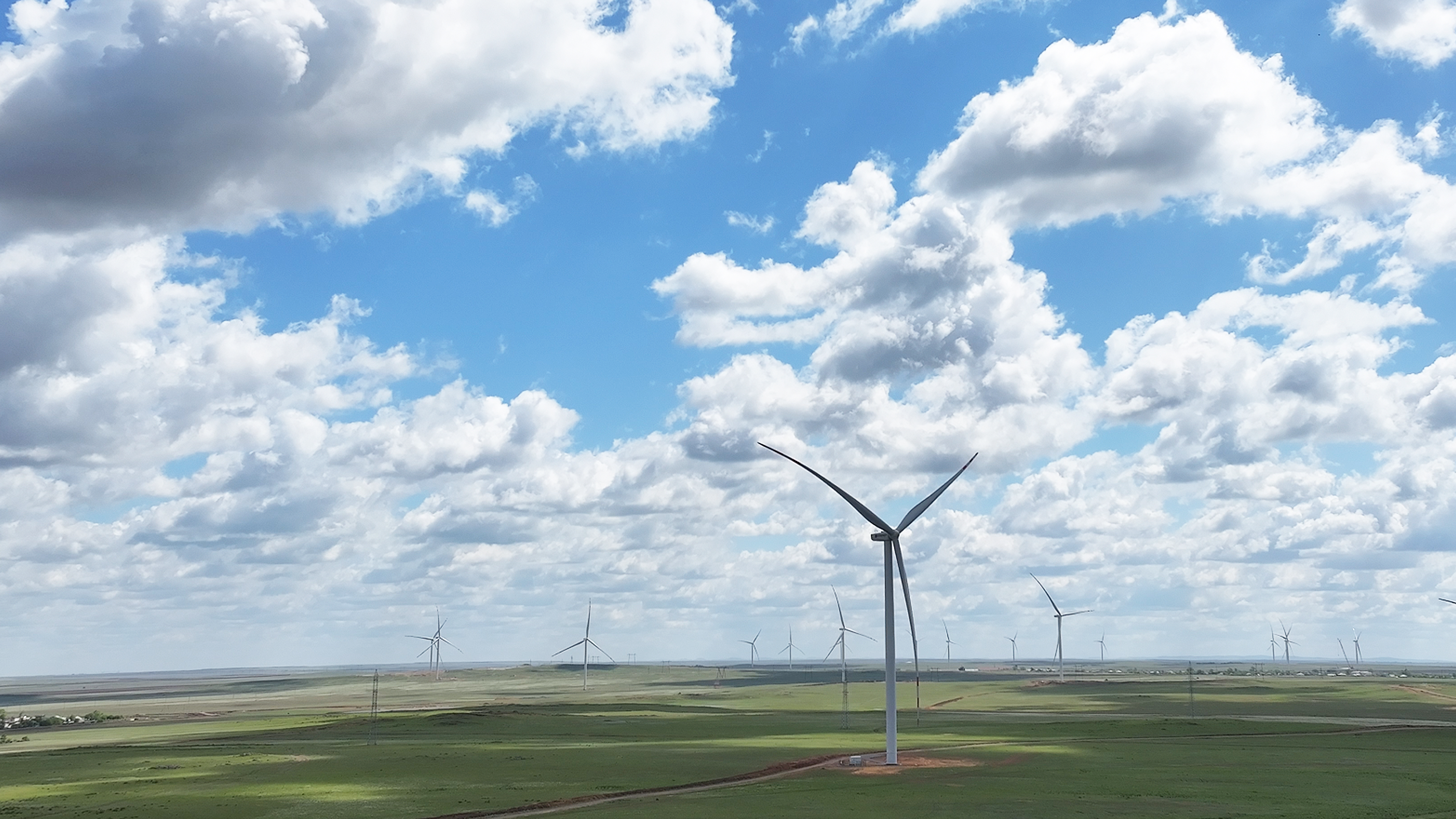 拔地而起的大风车，，，，，，，毗连中哈共建新纽带